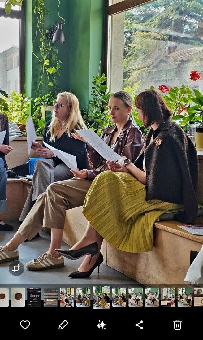 Discuții la atelierul Dublul Standard